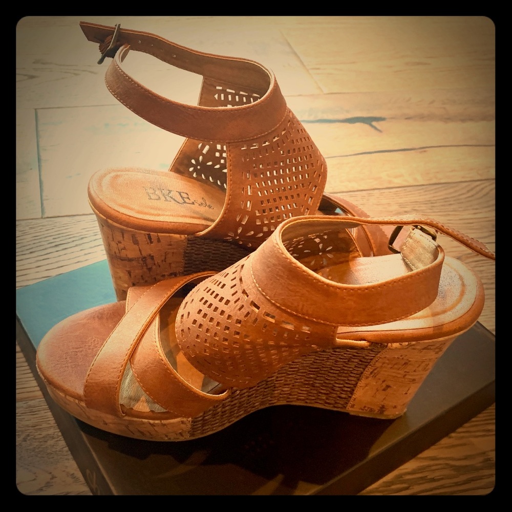 BKE Buckle brown wedges.